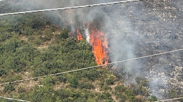 Lancia una molotov dall’auto: a Tramonti è caccia al piromane 