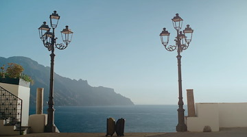 Lo spot di Thule narra l’amore tra due bagagli smarriti nella magia della Costiera Amalfitana /VIDEO
