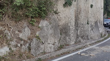 Maiori, auto colpita da pietre nei pressi della Badia: illesi gli occupanti