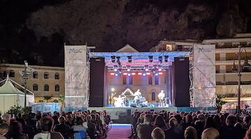 Maiori, Fabrizio Bosso e Julian Oliver Mazzariello omaggiano Pino Daniele con “Il cielo è pieno di stelle”