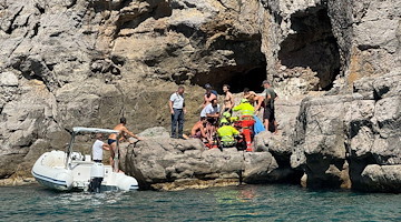 Massa Lubrense, 13enne impatta sugli scogli dopo tuffo: l'intervento del 118 e del CNSAS 