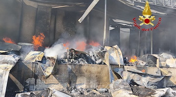 Maxi incendio nella zona industriale di Battipaglia, in fiamme l’azienda casearia Giffoniello