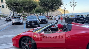 Minori, il rapper "le one" arriva in Ferrari Spider e conquista i fan
