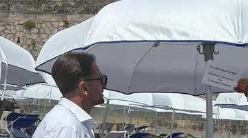 Minori, una nuova spiaggia attrezzata per i residenti: da domenica 13 luglio 50 ombrelloni e 100 lettini a disposizione