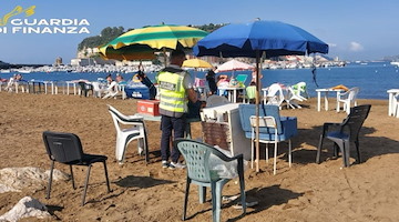 Napoli, stabilimento balneare abusivo sequestrato a Coroglio: sequestrate 520 attrezzature e 3 denunce