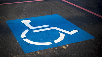 “Non bastano le multe, serve educazione civile”: il CNDDU contro gli abusi dei contrassegni disabili in Costiera Amalfitana
