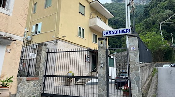 “Non sei sola”: la Caserma dei Carabinieri di Amalfi al fianco di una madre che trova il coraggio di denunciare le violenze del marito