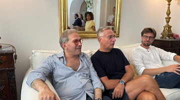 Paolo Bonolis incanta Minori: «La mia carriera? Nata per caso, sognavo di fare il diplomatico»