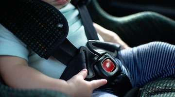 Paura a Salerno, bimbo di 2 anni rimane chiuso in auto sotto il sole: intervengono i Carabinieri 