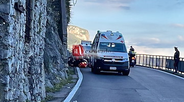 Perde il controllo dello scooter tra Maiori e Minori e finisce contro la roccia
