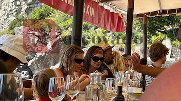 Positano, Emily Ratajkowski torna in Costiera Amalfitana: pranzo con amici Da Adolfo