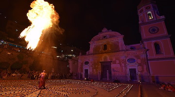 Praiano celebra San Domenico tra migliaia di lumini e lo spettacolo di fuoco della Compagnie La Salamandre