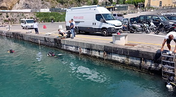 Pulizia dei fondali del porto di Maiori: in campo Guardia Costiera, sub e operatori locali