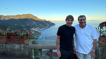 Ravello, Antonio Conte in visita a Villa Rufolo con la famiglia