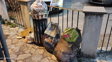 Rifiuti non differenziati a Scala, l'annuncio del Sindaco: "Tolleranza zero per chi non rispetta l'ambiente"