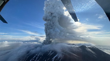 Russia, storica eruzione del vulcano Krasheninnikov: cenere fino a 6 km di altezza