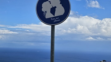 Scala si tinge di romanticismo: arrivano i cartelli “Kiss me, please” nei belvederi più suggestivi