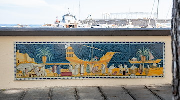 Sei pannelli artistici impreziosiscono la passeggiata sul mare di Amalfi