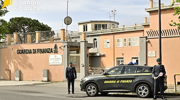Si finge finanziere per farsi bonificare soldi: denunciato il truffatore