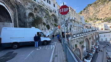 Si inceppa il cambio proprio all’imbocco della traversa per Atrani, furgone blocca temporaneamente accesso al paesino
