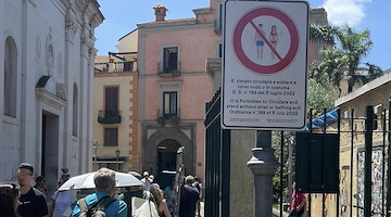 Sorrento, turista multato per aver camminato a torso nudo in piazza Tasso