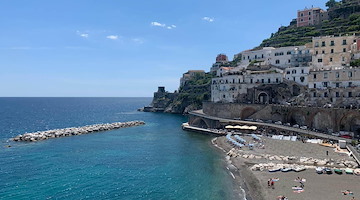 Spiaggia attrezzata ancora chiusa ad Atrani, i chiarimenti del Comune: «Nessun ritardo ingiustificato, stiamo rispettando le regole»