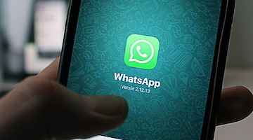Spiare le chat su WhatsApp è reato: fino a dieci anni di carcere, lo stabilisce la Cassazione