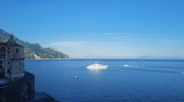Superyacht, velieri storici e lusso da sogno: Eleni, Regulus, Florette e Optasia incantano la Costiera Amalfitana