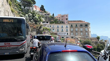 Targhe alterne sulla Statale 163 nei ponti festivi: limitazioni dal 14 aprile al 2 maggio