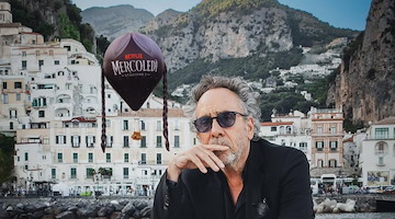 Tim Burton in barca ad Amalfi davanti alla mongolfiera di “Mercoledì”: «Qui in alto per sfuggire ai turisti»