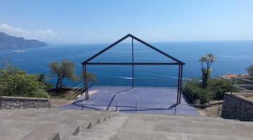 Torna il Tour Terre Amiche a Conca dei Marini: omaggio a Eduardo De Filippo nel Teatro all'aperto con l'atto unico “Pericolosamente”