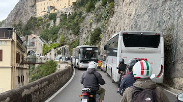 Traffico in tilt sulla Statale “Amalfitana”, Vietri (FdI): «Basta caos, De Luca attivi iter per la Ztl urbana»