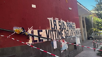 Tragedia Monte Faito, Consiglio comunale chiede navette. Fiori e lumini alla stazione EAV di Castellammare