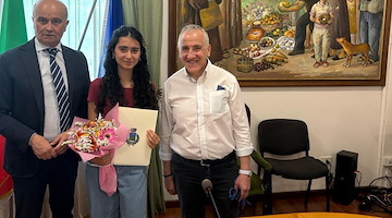 Tramonti, Giorgia Bove si diploma con 100 e lode a 16 anni. Il plauso dell'amministrazione comunale
