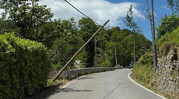 Tramonti, palo della luce inclinato: pericolo sulla strada che porta al Valico di Chiunzi 