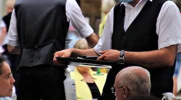 Turismo, arriva conferma Agenzia Entrate: agevolazione mance estesa a tutti i lavoratori di strutture ricettive e pubblici esercizi