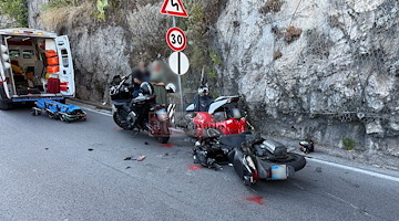 Turisti indiani invadono la corsia opposta con la Vespa: feriti due residenti /foto