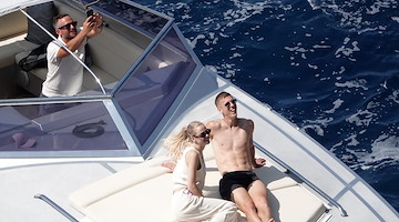 Vacanza romantica in Costiera Amalfitana per Dani Olmo e la fidanzata Laura Abla: tra lusso, sapori autentici e gite in barca