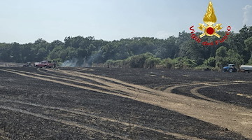 Vasto incendio a Serre: le fiamme lambiscono gli alloggi del comprensorio militare di Persano