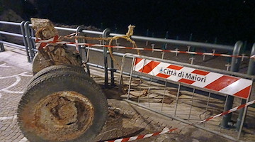Vecchio semiasse arrugginito sul lungomare di Maiori: rischio per i passanti e ferita al decoro