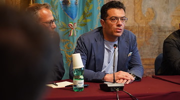 Vietri sul Mare, De Simone respinge le critiche: «Attacco strumentale, seguiamo la legge»