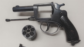 Vietri sul Mare, pistola carica e con matricola abrasa trovata in casa: fermato 35enne