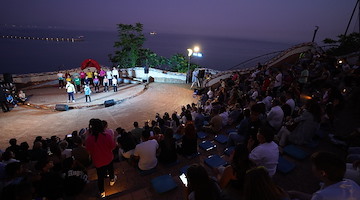 Vietri sul Mare, risate sotto le stelle con “Lo faccio per amore”: appuntamento il 29 luglio alla Villa Comunale