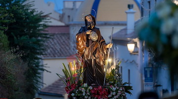 Vietri sul Mare, tensioni alla processione: i portatori bloccano le statue