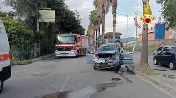 Violento incidente in via Wenner a Salerno: uomo estratto dall’auto ribaltata