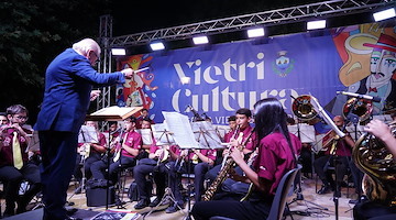 Weekend musicale a Vietri sul Mare con il “violinista più pazzo del mondo” e lo Storico Gran Concerto Bandistico