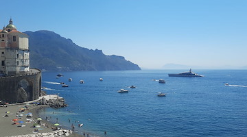 Yacht di lusso in rada per la Ferrari World Premiere: ad Amalfi motori, eleganza e buyer da tutto il mondo