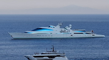 Yas, il superyacht da sogno ha gettato l’ancora tra Amalfi e Atrani
