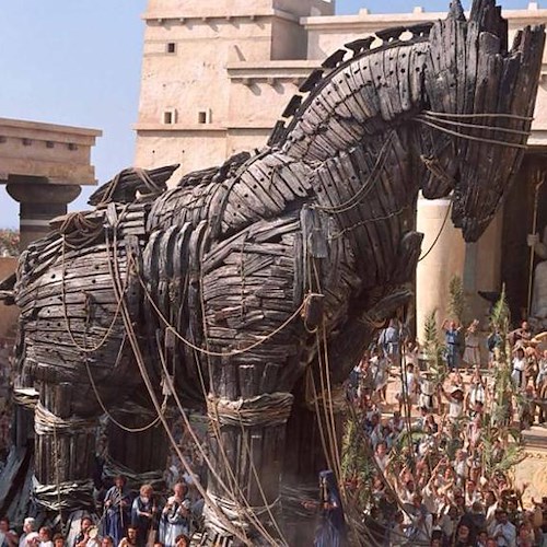 24 aprile 1184 a.C., i greci entrarono a Troia all'interno del cavallo 