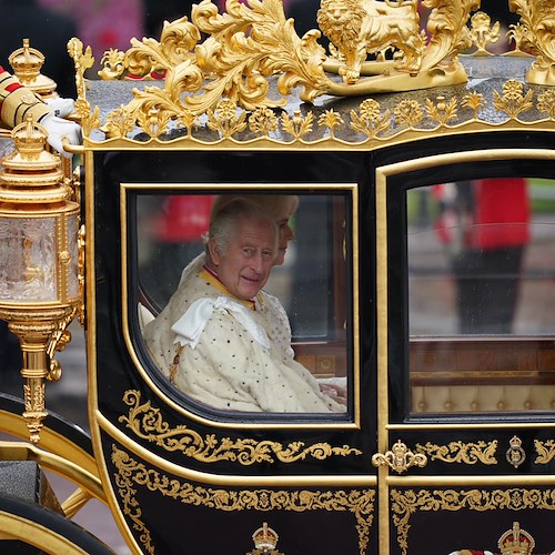 A 74 anni Carlo è ufficialmente Re d’Inghilterra, Camilla "Sua Maestà la Regina": il racconto del rito secolare